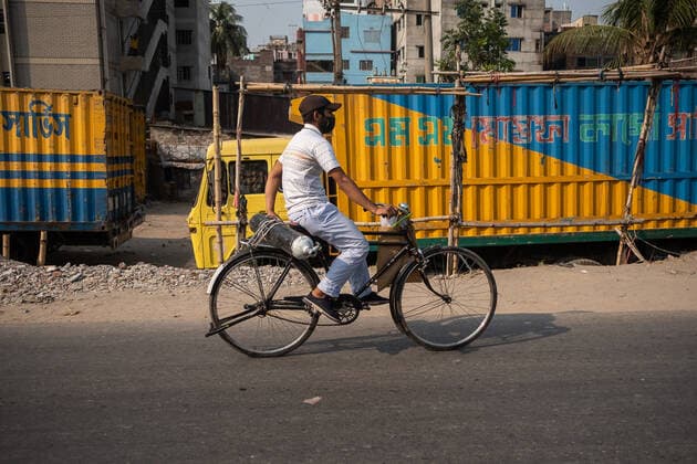 April 29, 2021, Dhaka, Dhaka, Bangladesh: A man carrying an oxygen cylinder on his bicycle during the ongoing COVID-19 pandemic in Dhaka. 29 April 2021. Dhaka, Bangladesh. Dhaka Bangladesh - ZUMAs299 20210429_zip_s299_002 Copyright: xNayemxShaanx