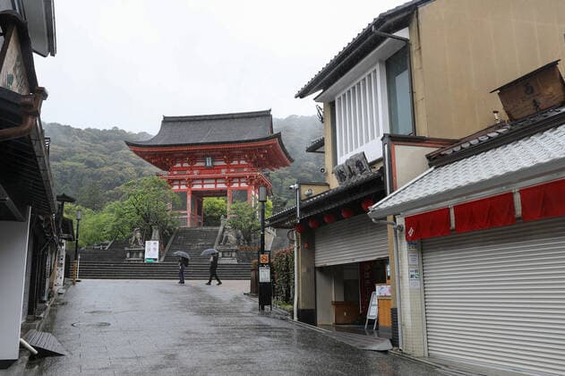 (210429) -- KYOTO, April 29, 2021 -- Few people and temporarily closed shops are seen during the start of Japan s Golden Week at Kiyomizu-dera Temple in Kyoto, Japan, April 29, 2021. The Japanese government imposed a state of emergency until May 11 in Tokyo, Osaka, Kyoto and Hyogo, which is aimed at curbing a surge in COVID-19 cases during the Golden Week holidays. ) JAPAN-GOLDEN WEEK-COVID-19-STATE OF EMERGENCY DuxXiaoyi 