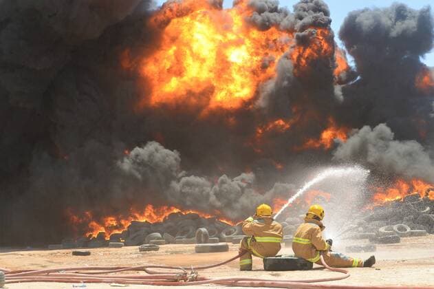 Bilder des Jahres 2021, News 04 April News Themen der Woche KW17 News Bilder des Tages (210429) -- JAHRA GOVERNORATE, April 29, 2021 -- Firefighters try to control the blaze at a tire yard in Jahra Governorate, Kuwait, April 29, 2021. A fire broke out at the tire yard on Thursday, no casualties were reported. (Photo by Xinhua) KUWAIT-JAHRA GOVERNORATE-TIRE YARD-FIRE Asad 