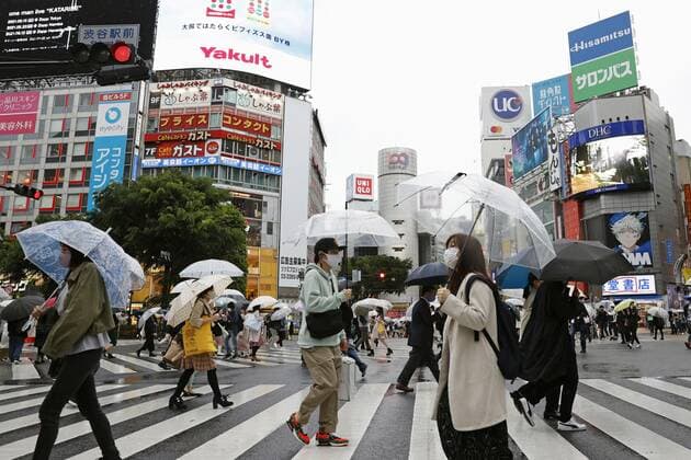 Golden Week holidays amid coronavirus pandemic People wearing face masks walk across a scramble intersection in Tokyo s Shibuya area on April 29, 2021. Japan s Golden Week holiday period started the same day as Tokyo as well as Osaka, Kyoto and Hyogo prefectures remain under a coronavirus state of emergency due to a resurgence in infections. 