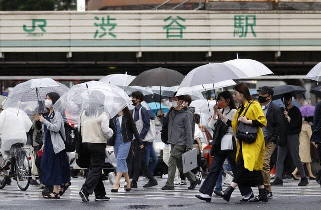 Golden Week holidays amid coronavirus pandemic People wearing face masks walk across a scramble intersection in Tokyo s Shibuya area on April 29, 2021. Japan s Golden Week holiday period started the same day as Tokyo as well as Osaka, Kyoto and Hyogo prefectures remain under a coronavirus state of emergency due to a resurgence in infections. 