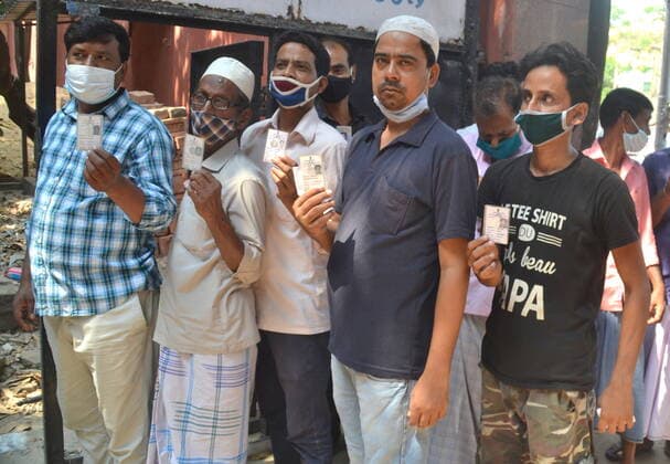 India: Last Phase of voting at West Bengal Assembly Election 2021 Eighth and last round of voting, West Bengal State Election 2021 during the periods of 2nd wave of Covid19 Epidemic. People are standing in line waiting. Many do not have a face mask and do not follow the distance Calcutta West Bengal India Copyright: AnubrataxMondal
