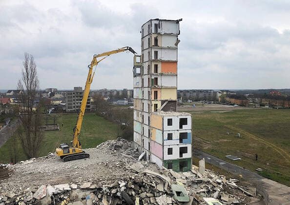 News Bilder des Tages Eisenhuettenstadt Abriss von Plattenbauten in Eisenhuettenstadt Ein Bagger eines Abbruchunternehmens reißt am 29.04.2021 den Wohnkomplex VII von Eisenhuettenstadt (Brandenburg) einen Plattenbau aus DDR-Zeiten ab. Copyright: xLakomski Eibner-Pressefotox EP_dli