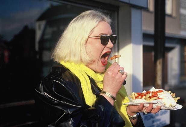 Hella von Sinnen isst Pommes Frites am 09.01.1991 bei der Vorstellung der Show Weibermagazin *** Hella von Sinnen eats French fries on 09 01 1991 at the presentation of the show Weibermagazin