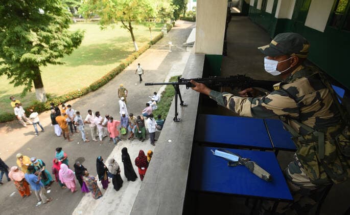 KOLKATA, INDIA - APRIL 29: Voters flouting social distancing norms while in a queue to cast vote during the eighth phase of the West Bengal Assembly Election, at Loreto Convent Entally School on April 29, 2021 in Kolkata, India. Sealing the fate of West Bengal, the last of the 8-phase state elections is currently underway with 35 seats up for grabs. Results for all 294 seats will be announced on May 2. (Photo by Samir Jana Hindustan Times) Voting For Eight Phase Of West Bengal Assembly Elections