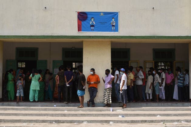 KOLKATA, INDIA - APRIL 29: Voters flouting social distancing norms while in a queue to cast vote during the eighth phase of the West Bengal Assembly Election, at Loreto Convent Entally School on April 29, 2021 in Kolkata, India. Sealing the fate of West Bengal, the last of the 8-phase state elections is currently underway with 35 seats up for grabs. Results for all 294 seats will be announced on May 2. (Photo by Samir Jana Hindustan Times) Voting For Eight Phase Of West Bengal Assembly Elections