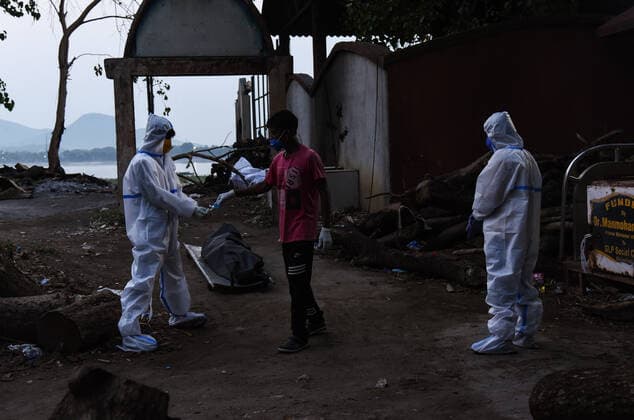 April 29, 2021, Guwahati, Assam, India: Municipality worker with family members wearing PPE kit performing last rites who died of the COVID-19 coronavirus disease, at a crematorium. According to the Union Health Ministry data on Thursday, India saw a record single-day surge of 3,79,257 new coronavirus infections. A new wave of the pandemic has overwhelmed the country s healthcare services and has caused crematoriums to operate day and night as the number of victims continues to spiral out of control. Guwahati India - ZUMAt232 20210429_zip_t232_003 Copyright: xDavidxTalukdarx