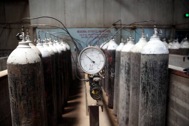 April 29, 2021 - Dhaka, Bangladesh - Producers in Bangladesh are working round the clock to ensure medical oxygen supply to hospitals for COVID-19 patients during a second wave of infections after India halted export due to its own acute crisis. Dhaka Bangladesh  - ZUMAr336 20210429_int_r336_002 Copyright: xHabiburxRahmanx