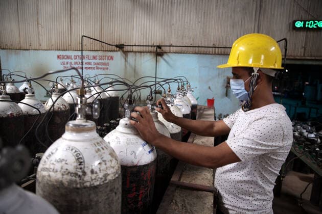 April 29, 2021 - Dhaka, Bangladesh - Producers in Bangladesh are working round the clock to ensure medical oxygen supply to hospitals for COVID-19 patients during a second wave of infections after India halted export due to its own acute crisis. Dhaka Bangladesh  - ZUMAr336 20210429_int_r336_003 Copyright: xHabiburxRahmanx