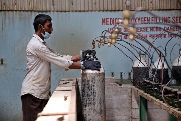 April 29, 2021 - Dhaka, Bangladesh - Producers in Bangladesh are working round the clock to ensure medical oxygen supply to hospitals for COVID-19 patients during a second wave of infections after India halted export due to its own acute crisis. Dhaka Bangladesh  - ZUMAr336 20210429_int_r336_010 Copyright: xHabiburxRahmanx