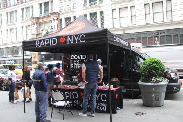 Rapid Street COVID-19 Testing Sites in New York. April 29, 2021, New York, USA: The New York City government has allowed the setting up of rapid street COVID-19 testing sites all around the city in an effort to speed up vaccination of New Yorkers. Until now, 32.6 percent of New Yorkers have completed their vaccine series. The city will reopen 100% by July 1, according to Bill de Blasio, the city™s Mayor. Rapid Street COVID-19 Testing Sites in New York.  Copyright: xNiyixFotex