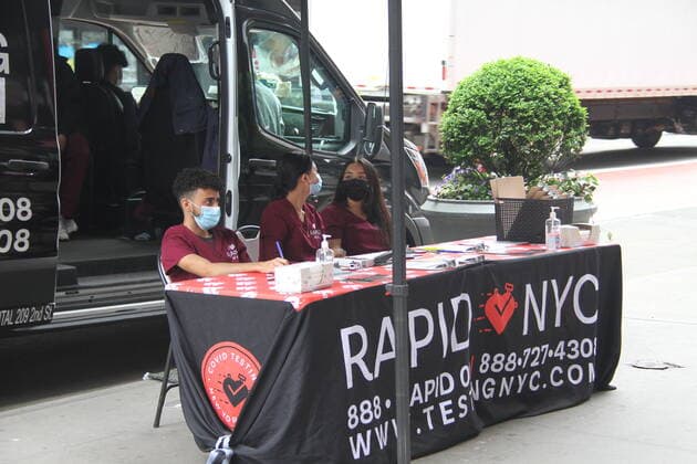 Rapid Street COVID-19 Testing Sites in New York. April 29, 2021, New York, USA: The New York City government has allowed the setting up of rapid street COVID-19 testing sites all around the city in an effort to speed up vaccination of New Yorkers. Until now, 32.6 percent of New Yorkers have completed their vaccine series. The city will reopen 100% by July 1, according to Bill de Blasio, the city™s Mayor. Rapid Street COVID-19 Testing Sites in New York.  Copyright: xNiyixFotex