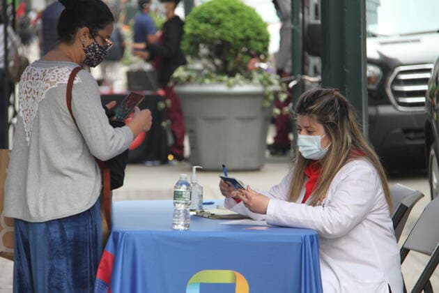 Rapid Street COVID-19 Testing Sites in New York. April 29, 2021, New York, USA: The New York City government has allowed the setting up of rapid street COVID-19 testing sites all around the city in an effort to speed up vaccination of New Yorkers. Until now, 32.6 percent of New Yorkers have completed their vaccine series. The city will reopen 100% by July 1, according to Bill de Blasio, the city™s Mayor. Rapid Street COVID-19 Testing Sites in New York.  Copyright: xNiyixFotex