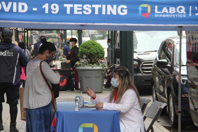 Rapid Street COVID-19 Testing Sites in New York. April 29, 2021, New York, USA: The New York City government has allowed the setting up of rapid street COVID-19 testing sites all around the city in an effort to speed up vaccination of New Yorkers. Until now, 32.6 percent of New Yorkers have completed their vaccine series. The city will reopen 100% by July 1, according to Bill de Blasio, the city™s Mayor. Rapid Street COVID-19 Testing Sites in New York.  Copyright: xNiyixFotex