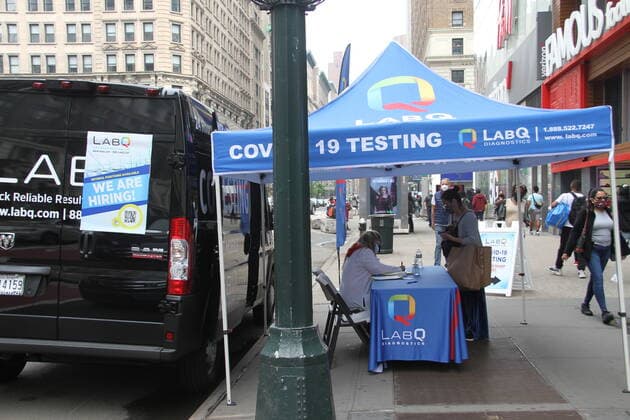 Rapid Street COVID-19 Testing Sites in New York. April 29, 2021, New York, USA: The New York City government has allowed the setting up of rapid street COVID-19 testing sites all around the city in an effort to speed up vaccination of New Yorkers. Until now, 32.6 percent of New Yorkers have completed their vaccine series. The city will reopen 100% by July 1, according to Bill de Blasio, the city™s Mayor. Rapid Street COVID-19 Testing Sites in New York.  Copyright: xNiyixFotex