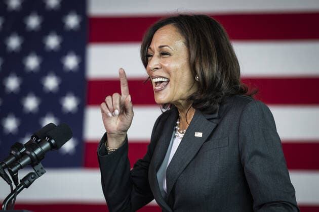 News Bilder des Tages Vice President Kamala Harris speaks during a visit the M&T Bank Stadium Mass Vaccination SITE on her 100th day in office in Baltimore, Maryland, on Thursday, April 29, 2021.  BAL20210429120 JIMxLOxSCALZO