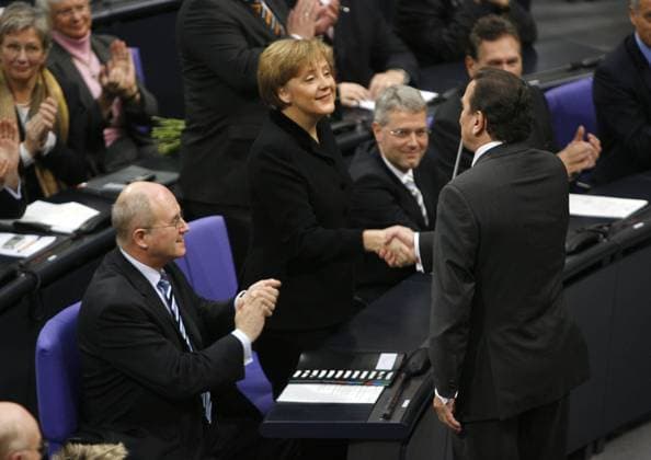 Gerhard Schröder gratuliert Angela Merkel Gerhard Schröder, SPD. gratuliert als Erster Gratulant Angela Merkel, CDU zu ihrer Vereidigung, Merkel wird erste deutsche Bundeskanzlerin,aufgenommen nach Bekanntgabe des Stimmergebnisses am Dienstag den 22.11.05 in Berlin, Deutscher Bundestag Berlin Germany *** Gerhard Schröder congratulates Angela Merkel Gerhard Schröder, SPD is the first to congratulate Angela Merkel, CDU on her swearing in, Merkel becomes first German Chancellor, taken after the announcement of the voting results on Tuesday the 22 11 05 in Berlin, German Bundestag Berlin Germany