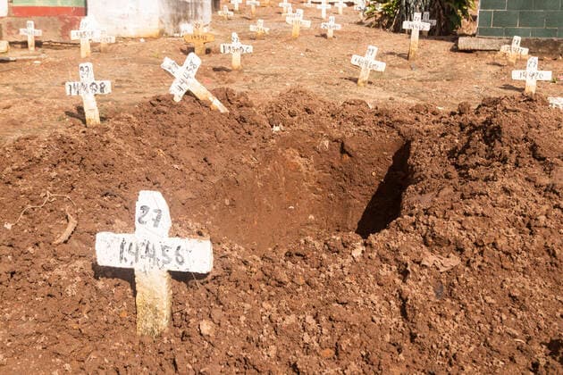 RIO DE JANEIRO, RJ - 29.04.2021: BRASIL ULTRAPASSA OS 400 MIL MORTOS - Brazil surpasses the mark of 400 thousand deaths by COVID-19 in the afternoon of this Thursday (29). x2059033x  CarlosxEliasxJunior