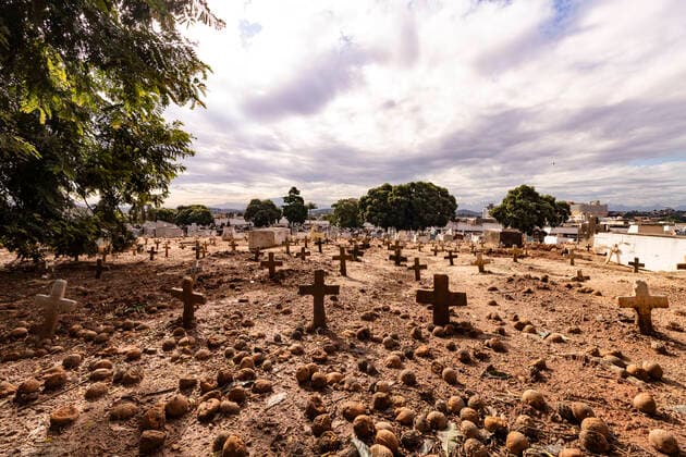 RIO DE JANEIRO, RJ - 29.04.2021: BRASIL ULTRAPASSA OS 400 MIL MORTOS - Brazil surpasses the mark of 400 thousand deaths by COVID-19 in the afternoon of this Thursday (29). x2059037x  CarlosxEliasxJunior