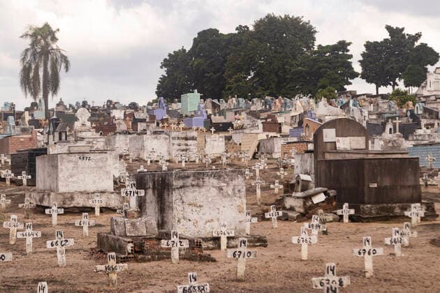 RIO DE JANEIRO, RJ - 29.04.2021: BRASIL ULTRAPASSA OS 400 MIL MORTOS - Brazil surpasses the mark of 400 thousand deaths by COVID-19 in the afternoon of this Thursday (29). x2059043x  CarlosxEliasxJunior