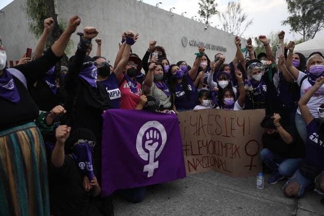 Mexico City (Mexico), 29 04 2021.- Members of feminist groups celebrate the approval of the Olimpia Law, in Mexico City, Mexico, 29 April 2021. The Mexican Chamber of Deputies approved this Thursday the so-called Olimpia Law against digital harassment, a legal reform to impose penalties of up to six years in prison for disseminating images of intimate and sexual content without the consent of the person involved. Mexico approves punishing digital harassment with up to six years in prison !ACHTUNG: NUR REDAKTIONELLE NUTZUNG!  Copyright: xSashenkaxGutierrezx MEX468 20210430-637553413346611889