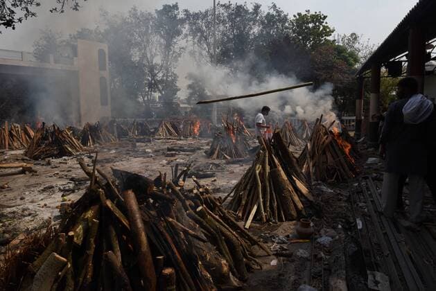 News Bilder des Tages NEW DELHI, INDIA - APRIL 29: Funeral pyres for people who died of Covid-19 lit at Ghazipur crematorium on April 29, 2021 in New Delhi, India. (Photo by Ajay Aggarwal Hindustan Times) Cremation Of Covid-19 Victims