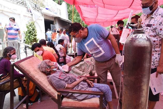 GHAZIABAD, INDIA - APRIL 29: Covid-19 patients taking oxygen support at an ?oxygen langar? by the NGO Khalsa Help International outside a gurudwara, at Gyan Khand 4, Indirapuram on April 29, 2021 in Ghaziabad, India. (Photo by Ajay Aggarwal Hindustan Times) Ghaziabad Gurdwara Offers Oxygen Langar As Covid-19 Cases Spike Across Country