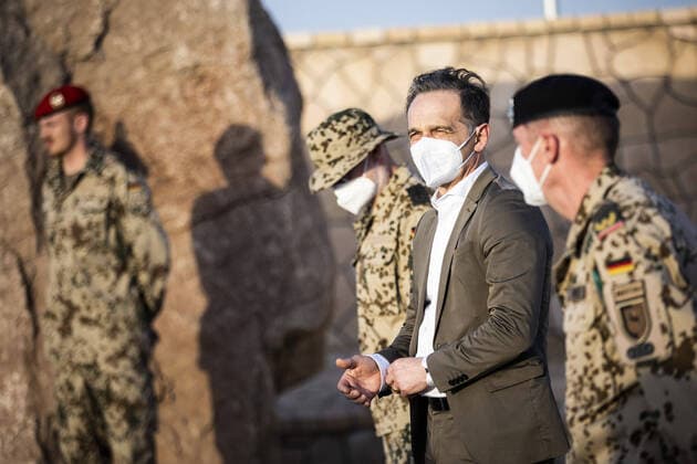 Bilder des Jahres 2021, News 04 April Heiko Maas, Bundesaussenminister, aufgenommen im Rahmen einer Gedenkzeremonie im Ehrenhain in Masar-e Scharif, 29.04.2021. Maas reist nach Afghanistan fuer politische Gespraeche und einen Besuch der stationierten Soldaten der Bundeswehr. Masar-e Scharif Afghanistan *** Heiko Maas, German Foreign Minister, photographed at a memorial ceremony in the grove of honour in Mazar e Sharif, 29 04 2021 Maas travels to Afghanistan for political talks and a visit to stationed soldiers of the German Armed Forces Mazar e Sharif Afghanistan Copyright: xFlorianxGaertner photothek.dex
