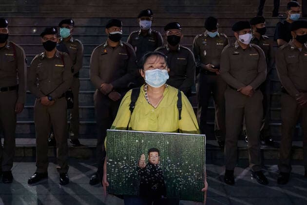 Bilder des Jahres 2021, News 04 April News Themen der Woche KW17 News Bilder des Tages April 29, 2021, Bangkok, Bangkok, Thailand: Sureerat Chiwarak holding a portrait of her son, Parit following the denial of bail requests of all 7 detained protestors, including Penguin who is on his 45th day of hunger strike..Parit Penguin Chiwarak™s condition worsens and other 6 pro-democracy leaders as they remain in custody for lesse-majeste law aka article 112 at the Criminal Court that saw no reason to change its previous orders. Bangkok Thailand - ZUMAs197 20210429_zaa_s197_136 Copyright: xWatcharawitxPhudorkx