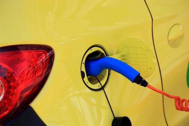 IMAGO Creative: Corporate: Klimaschutz, Digitalisierung und Urbanisierung IMAGO Creative: Klimawandel - Zukunft und Innovation Italien, Stadt Mailand, electric car sharing service, Elektroautos, E-Autos an der Ladestation mit Ladekabel