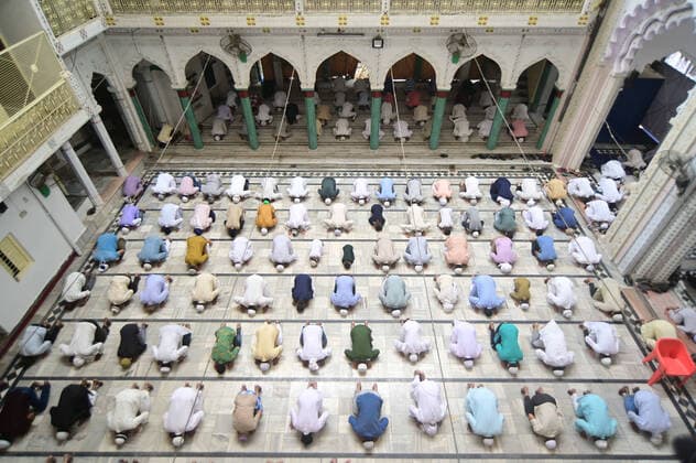 Bilder des Jahres 2021, News 04 April News Themen der Woche KW17 April 30, 2021, Prayagraj, Uttar Pradesh, India: Prayagraj: Muslim devotee offer Friday prayer at Washi Ullah Mosque during holy Ramadan month in Prayagraj on Friday, April 30, 2021. Prayagraj India - ZUMAv115 20210430_zap_v115_003 Copyright: xPrabhatxKumarxVermax
