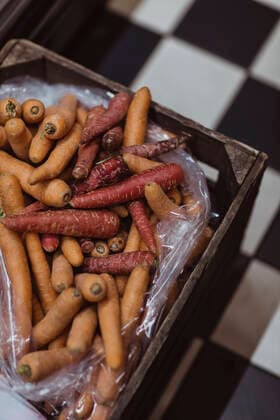 High angle view of carrots in box at deli store Sweden, Stockholm, property released Copyright: xMaskotx , MA85941
