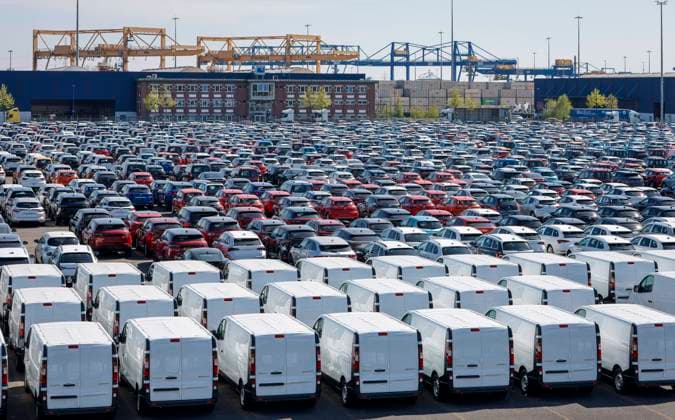 Duisburg, Nordrhein-Westfalen, Deutschland - Neuwagen Autos und Kleintransporter, Autoterminal im Duisburger Hafen, hinten Kraene im Containerhafen. Duisburg Nordrhein-Westfalen Deutschland *** Duisburg, North Rhine Westphalia, Germany new cars and vans, car terminal in Duisburg port, rear Kraene in container port Duisburg North Rhine Westphalia Germany