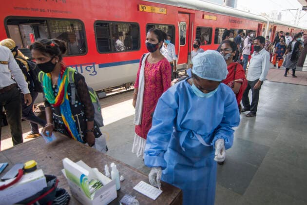 MUMBAI, INDIA APRIL 29: Healthcare worker collects swab samples during Covid-19 test of the passengers arriving from outstation trains at Dadar station, on April 29, 2021 in Mumbai, India. (Photo by Pratik Chorge Hindustan Times ) Medical Team Conducts COVID-19 Coronavirus Test
