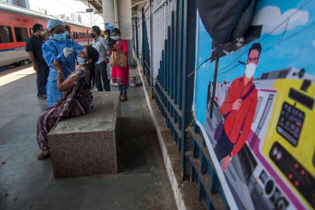 MUMBAI, INDIA APRIL 29: Healthcare worker takes a swab test for Covid-19 of the passengers arriving from outstation trains at Dadar station, on April 29, 2021 in Mumbai, India. (Photo by Pratik Chorge Hindustan Times ) Medical Team Conducts COVID-19 Coronavirus Test