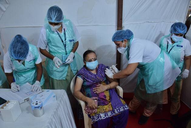 MUMBAI, INDIA ? APRIL 29: A medical staff inoculates a senior citizen with a dose of Covid-19 vaccine at ESIS Hospital Vaccination Centre, in Mulund on April 29, 2021 in Mumbai, India. (Photo by Praful Gangurde Hindustan Times ) COVID-19 Vaccination Drive
