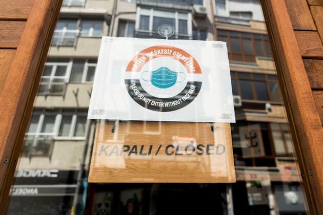 April 30, 2021, Istanbul, TUR: 17 days full lockdown officially began on Thursday evening but its impact was more evident on Friday. All restaurants, cafes and eateries closed for service at the Kadikoy district during the curfew which was imposed to prevent the spread of the coronavirus disease (COVID-19) in Istanbul, Turkey on April 30, 2021. Istanbul TUR - ZUMAz112 20210430_zip_z112_005 Copyright: xJasonxDeanx