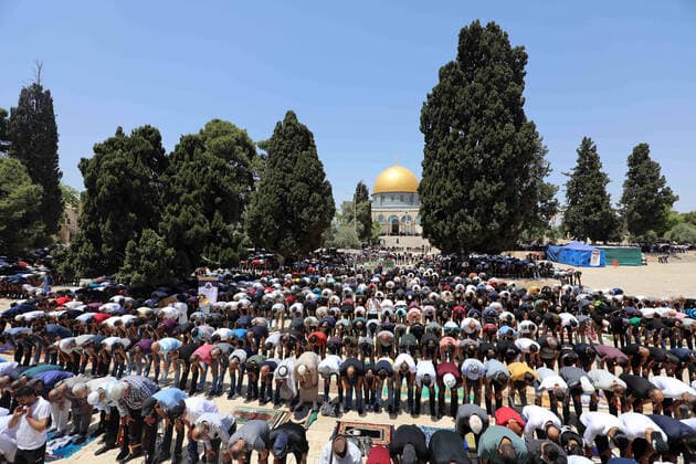 Bilder des Jahres 2021, News 04 April News Bilder des Tages April 30, 2021, Jerusalem, Jerusalem, Palestinian Territory: Palestinian worshippers pray outside the Dome of the Rock in Jerusalem s Al-Aqsa Mosque compound, Islam s third holiest site, on the third Friday of the holy month of Ramadan, on April 30, 2021 Jerusalem Palestinian Territory - ZUMAap3_ 20210430_zaf_ap3_100 Copyright: xJamalxAwadx