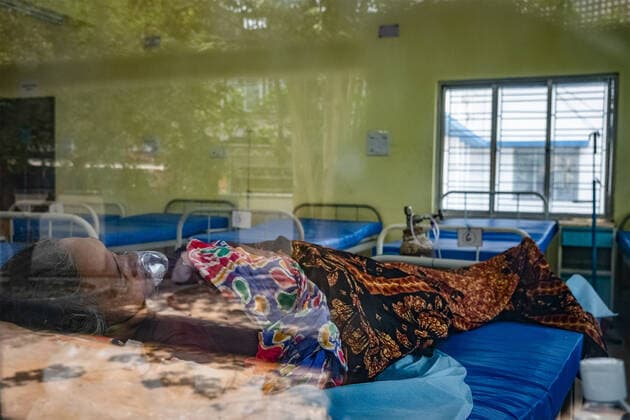 April 30, 2021, Kolkata, India: A covid patient wearing an oxygen mask seen lying on a bed inside a newly made Covid ward at Barasat Government Hospital..India s total coronavirus cases set global records with 18.8 millions cases and 208,000 death as people desperately searching for hospital beds and oxygen cylinders are finding help on social media according to an Indian media report. Kolkata India - ZUMAs197 20210430_zaa_s197_050 Copyright: xDipayanxBosex