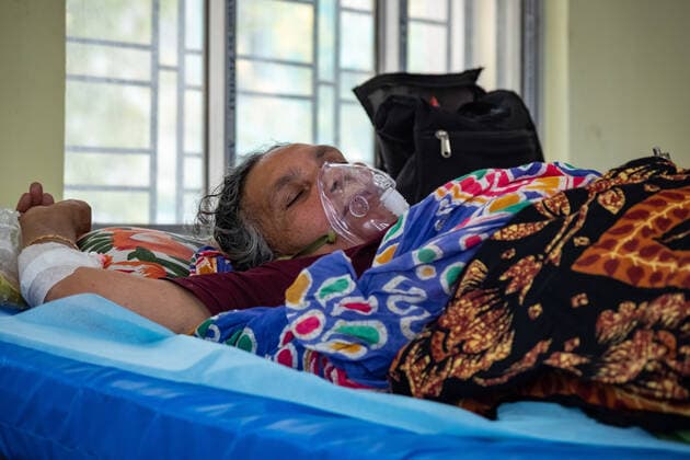 April 30, 2021, Kolkata, India: A covid patient wearing an oxygen mask seen lying on a bed inside a newly made Covid ward at Barasat Government Hospital..India s total coronavirus cases set global records with 18.8 millions cases and 208,000 death as people desperately searching for hospital beds and oxygen cylinders are finding help on social media according to an Indian media report. Kolkata India - ZUMAs197 20210430_zaa_s197_051 Copyright: xDipayanxBosex