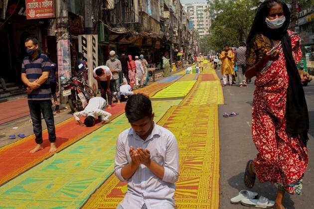 April 30, 2021, Dhaka, Dhaka, Bangladesh: Without maintaining any kind of social distance thousands of Muslims performed the Jumma prayer at a street in Dhaka,Bangladesh on 30 April 2021. Dhaka Bangladesh - ZUMAj163 20210430_zip_j163_012 Copyright: xAbuxSufianxJewelx