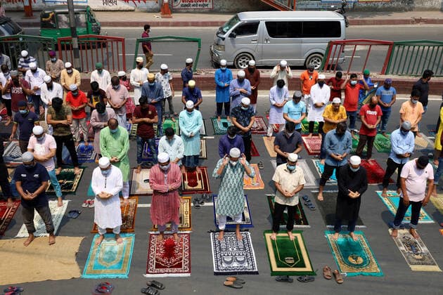 Dhaka: Friday Jummah prayer on lockdown Muslims attended Friday Jummah prayer during lockdown in Dhaka. Dhaka Bangladesh Copyright: SyedxMahabubulxKader