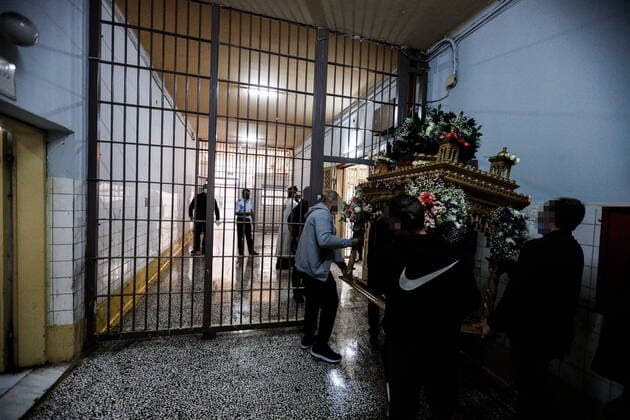 April 30, 2021, Athens, Greece: Procession of the Epitaph in Korydalos prison during Orthodox Holy Week. Athens Greece - ZUMAe114 20210430_zaa_e114_001 Copyright: xEurokinissix