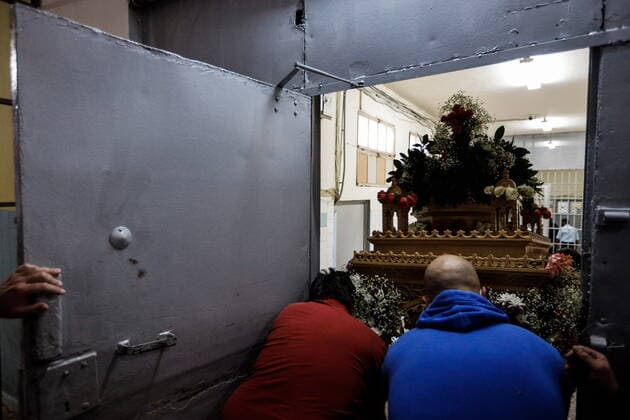 April 30, 2021, Athens, Greece: Procession of the Epitaph in Korydalos prison during Orthodox Holy Week. Athens Greece - ZUMAe114 20210430_zaa_e114_010 Copyright: xEurokinissix