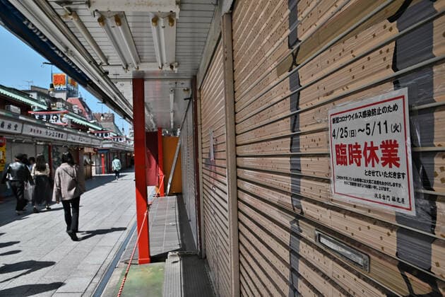 A shop displays a notice of closed temporarily at the Nakamise street, an approach of the Sensoji temple in Tokyo, Japan on Friday, April 30, 2021. Tokyo, Osaka, Kyoto and Hyogo prefectures entered a new state of emergency for COVID-19 on April 25 through May 11.  TKP2021043001 KEIZOxMORI