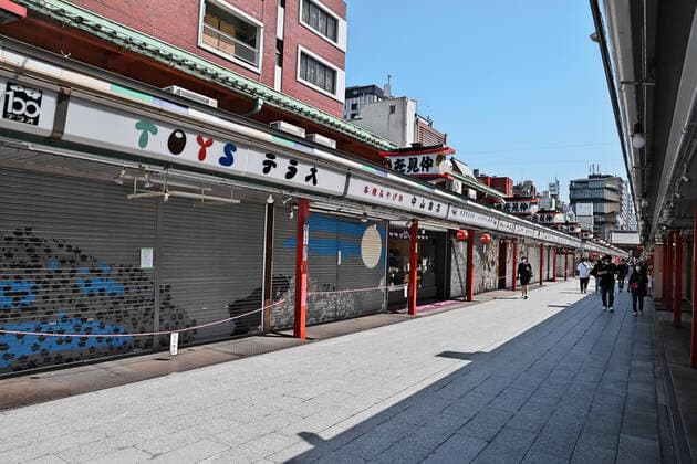 Closed temporarily shops are seen at the Nakamise street, an approach of the Sensoji temple in Tokyo, Japan on Friday, April 30, 2021. Tokyo, Osaka, Kyoto and Hyogo prefectures entered a new state of emergency for COVID-19 on April 25 through May 11.  TKP2021043002 KEIZOxMORI