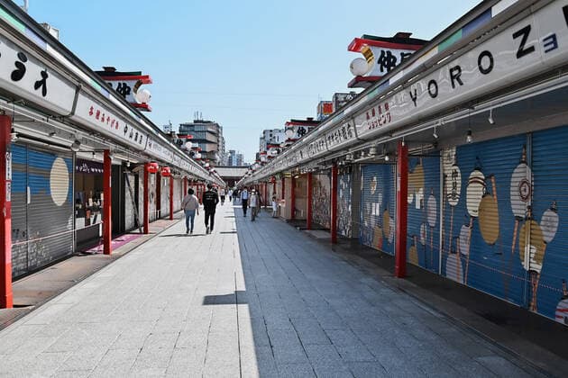Closed temporarily shops are seen at the Nakamise street, an approach of the Sensoji temple in Tokyo, Japan on Friday, April 30, 2021. Tokyo, Osaka, Kyoto and Hyogo prefectures entered a new state of emergency for COVID-19 on April 25 through May 11.  TKP2021043003 KEIZOxMORI