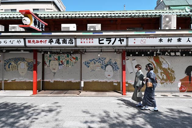 Closed temporarily shops are seen at the Nakamise street, an approach of the Sensoji temple in Tokyo, Japan on Friday, April 30, 2021. Tokyo, Osaka, Kyoto and Hyogo prefectures entered a new state of emergency for COVID-19 on April 25 through May 11.  TKP2021043005 KEIZOxMORI