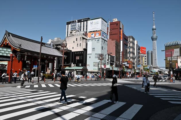 Pedestrians wearing face masks walk near Sensoji Temple in Tokyo, Japan on Friday, April 30, 2021. Tokyo, Osaka, Kyoto and Hyogo prefectures entered a new state of emergency for COVID-19 on April 25 through May 11.  TKP2021043006 KEIZOxMORI