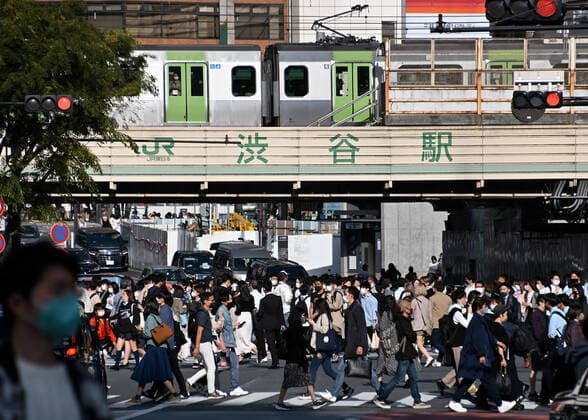 Pedestrians wearing face masks walk at at Shibuya crossing in Tokyo, Japan on Friday, April 30, 2021. Tokyo, Osaka, Kyoto and Hyogo prefectures entered a new state of emergency for COVID-19 on April 25 through May 11.  TKP2021043008 KEIZOxMORI
